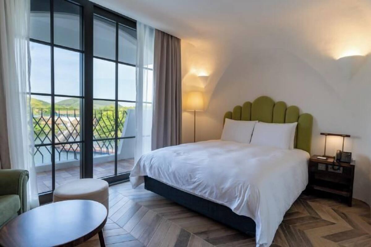 Premium bedding, down duvets, in-room safe, desk