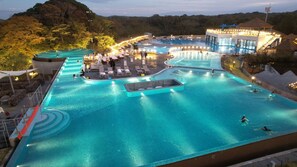 Innenpool, 4 Außenpools, Liegestühle, Rettungsschwimmer vor Ort