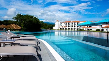 Piscine couverte, 4 piscines extérieures, chaises longues