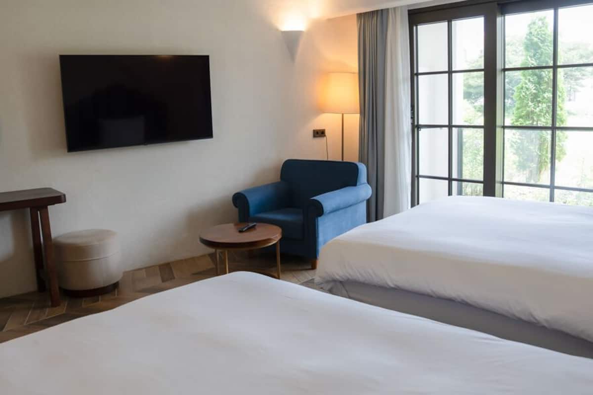 Deluxe Premier | 1 bedroom, premium bedding, down comforters, in-room safe