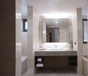 Family Suite | Badkamer | Een haardroger, badjassen, pantoffels, een bidet