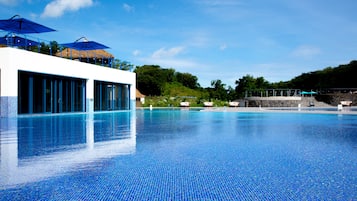 Piscine couverte, 4 piscines extérieures, chaises longues