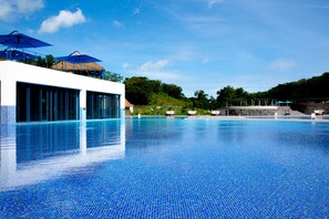 Indoor pool, 4 outdoor pools, sun loungers, lifeguards on site - Ecoland Hotel (Jeju City)