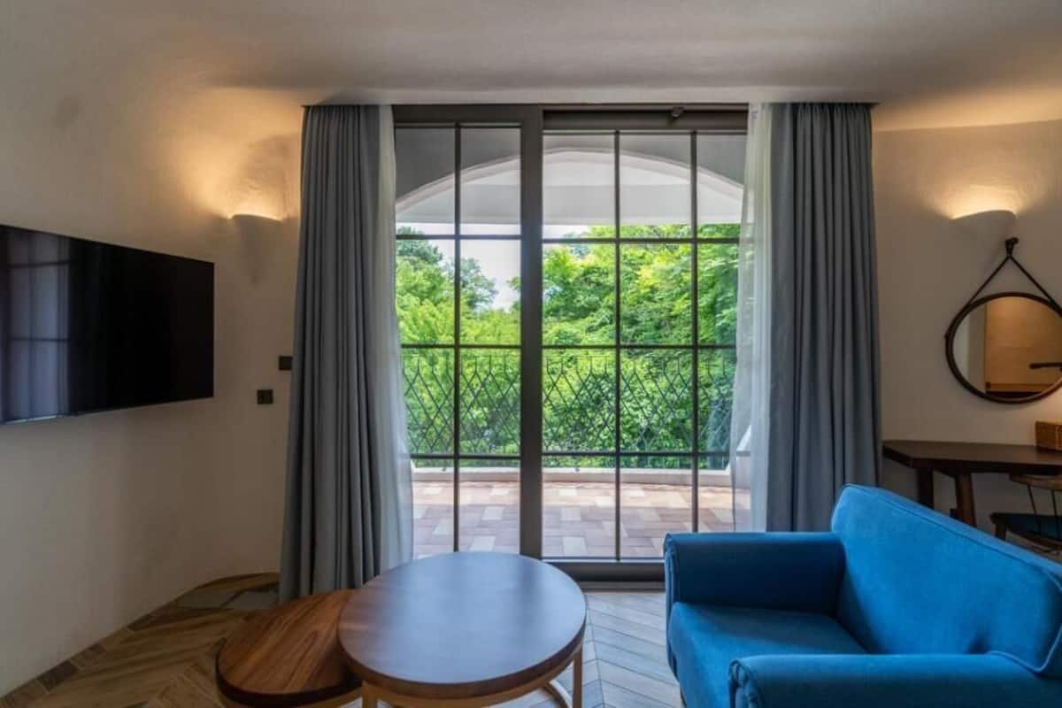 Living area | 55-inch TV with cable channels, Netflix, pay films