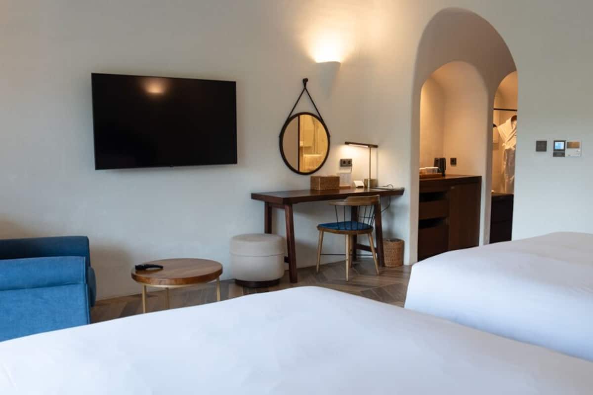 1 bedroom, premium bedding, down comforters, in-room safe