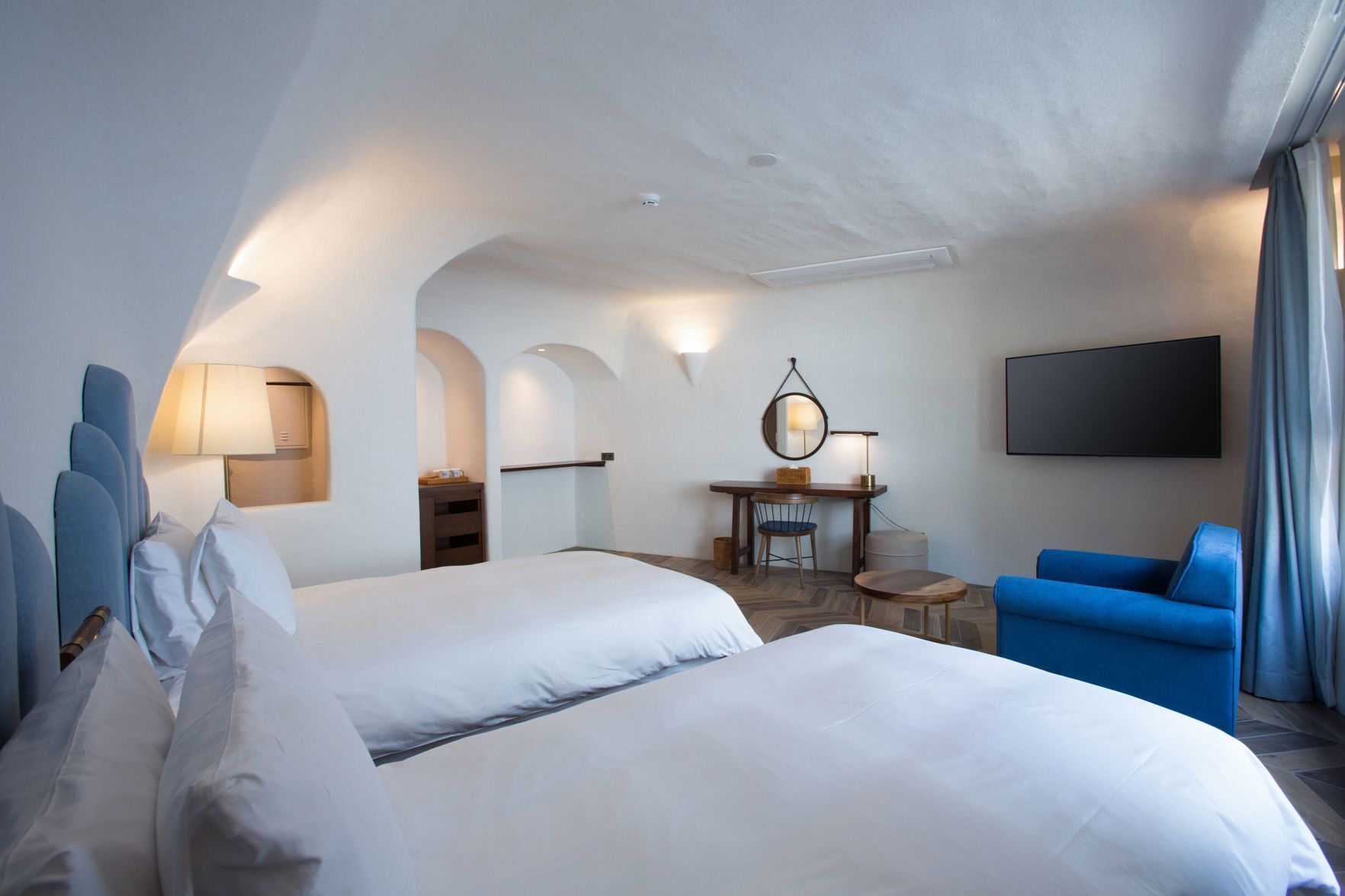 Premium bedding, down comforters, in-room safe, desk