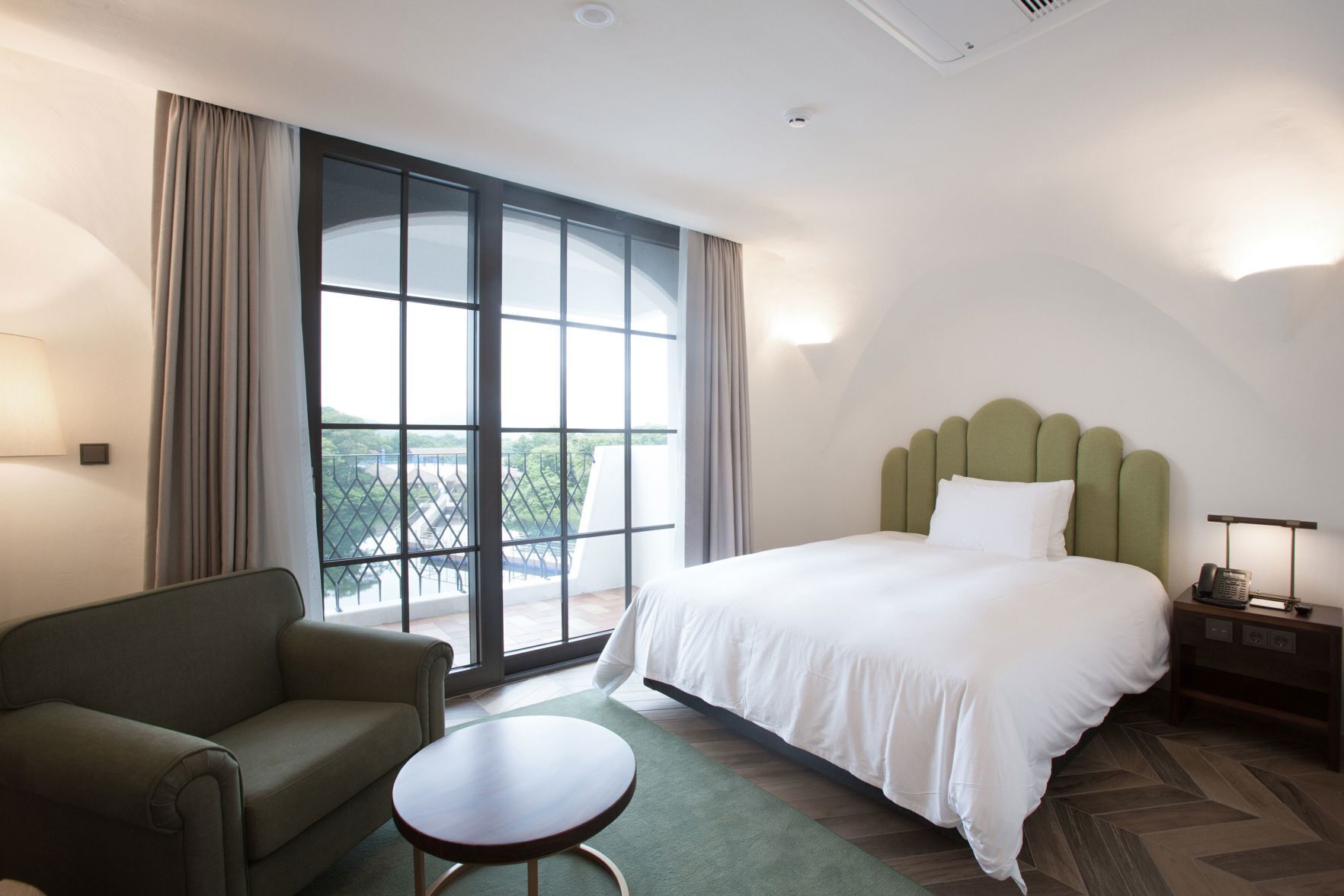 Premium bedding, down comforters, in-room safe, desk