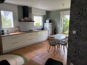Fridge, microwave, oven, stovetop - Bénodet house located 700 meters from beaches. (Bénodet)