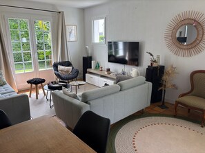 Smart TV, books, stereo