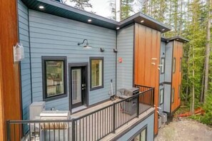 Property grounds - Ski in Ski Out with Huge Game Room and Hot Tub (Fernie)