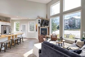 TV, fireplace, video game console - Ski in Ski Out with Huge Game Room and Hot Tub (Fernie)