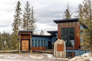 Exterior - Ski in Ski Out with Huge Game Room and Hot Tub (Fernie)
