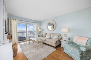 TV a schermo piatto, caminetto