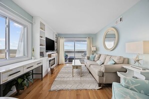 Televisión de pantalla plana y chimenea 