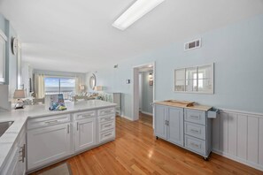 Frigorifero con congelatore, microonde, lavastoviglie