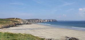 A coastal landscape with cliffs and a sandy beach. - Charming Breton house (Camaret-sur-Mer)