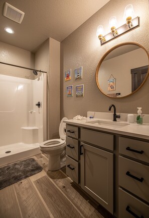 Een bad, een haardroger, handdoeken, zeep