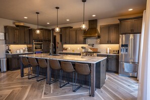 Kjøleskap, mikrobølgeovn, ovn og kokeplater