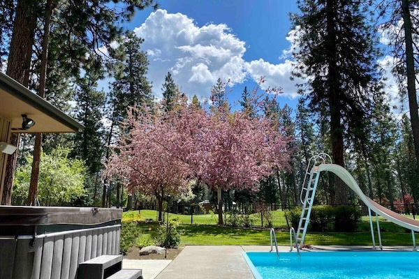 Alberca al aire libre y alberca climatizada