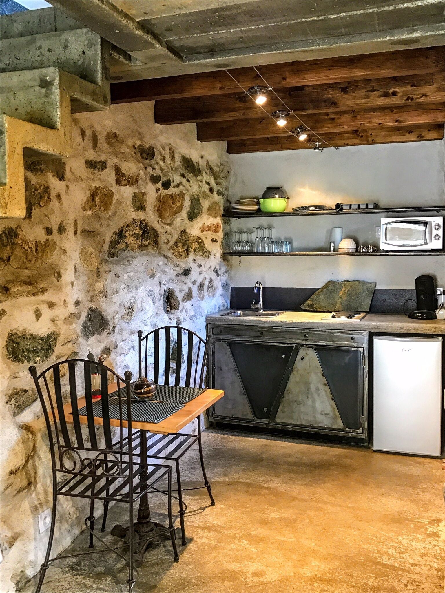 Frigorifero, microonde, piano cottura, macchina per tè/caffè