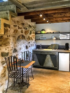 Frigorifero, microonde, piano cottura, macchina per tè/caffè