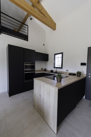 Jääkaappi, mikroaaltouuni, uuni, liesi