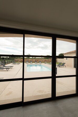 Outdoor pool, a heated pool - Maison Réglisse du MAS LOU CAPY with swimming pool in PROVENCE (Salon-de-Provence)