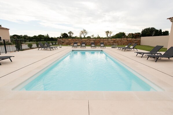 Outdoor pool, a heated pool - Maison Réglisse du MAS LOU CAPY with swimming pool in PROVENCE (Salon-de-Provence)