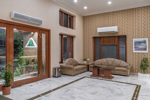 Lobby sitting area - Hotel Apex Surat (Surat)