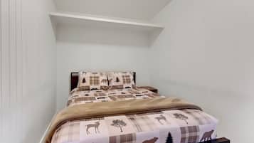 2 bedrooms, WiFi (free), bed sheets