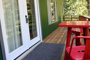 Outdoor dining - Cabin Steps from Mt. Rainier Park (Ashford)