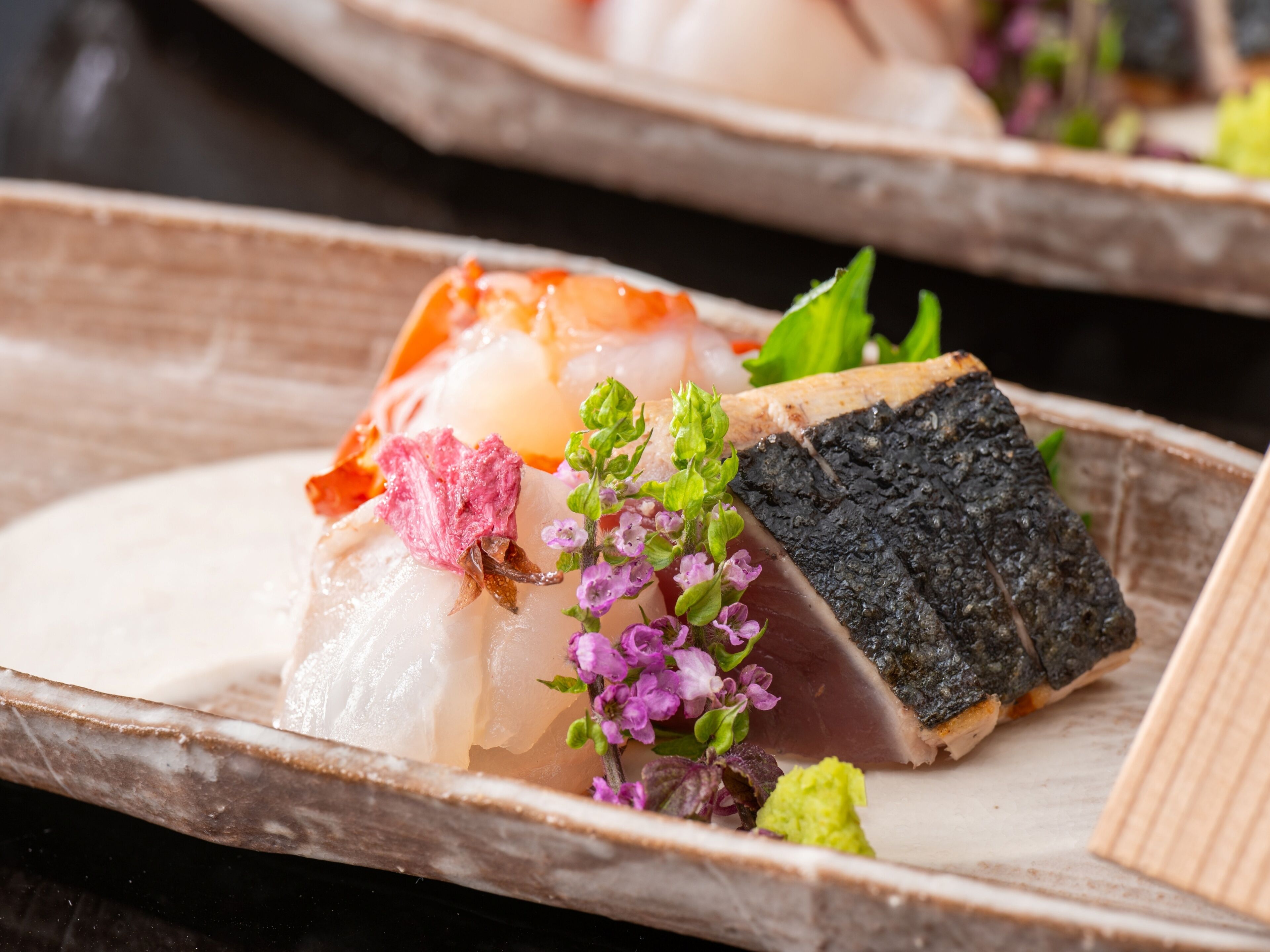 Un plato de sushi con distintos ingredientes y adornos.