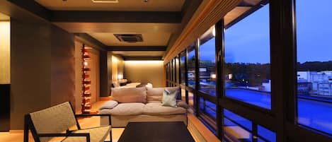 Deluxe Suite, Non Smoking | 1 bedroom, in-room safe, individually decorated, individually furnished