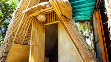 Escritorio, wifi gratis y ropa de cama