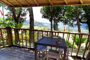 Tree House Standard | Bureau, Wi-Fi gratuit, draps fournis