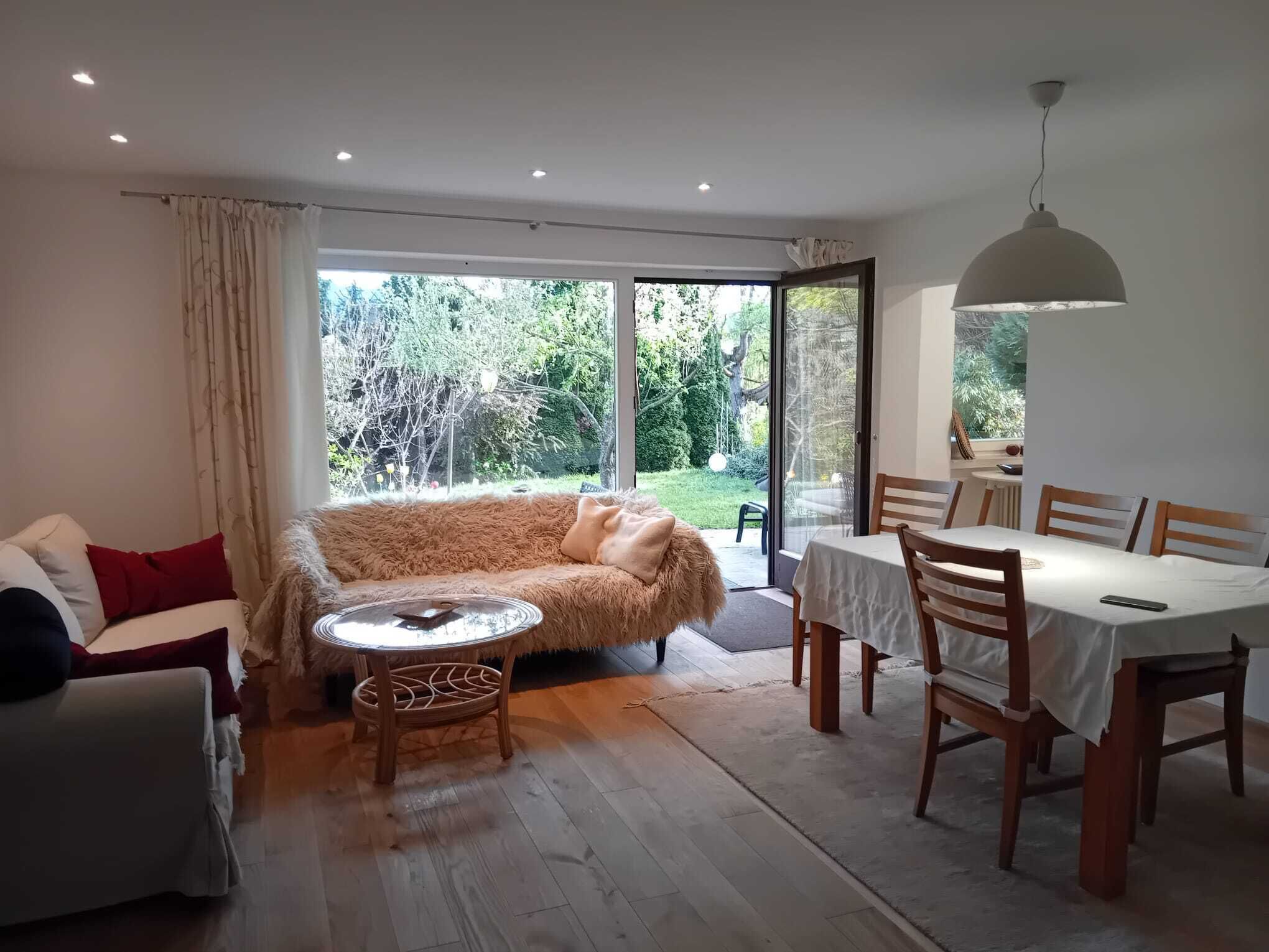 Fernseher, DVD-Player, Tischtennisplatte, Bücher