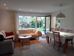 تلفزيون، مشغل دي في دي، تنس طاولة، كُتُب