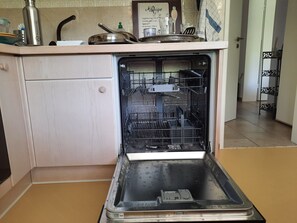 Refrigerador, horno, parrilla de estufa y lavavajillas
