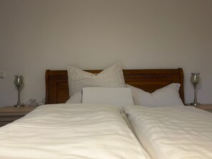 3 bedrooms, desk, free WiFi, bed sheets