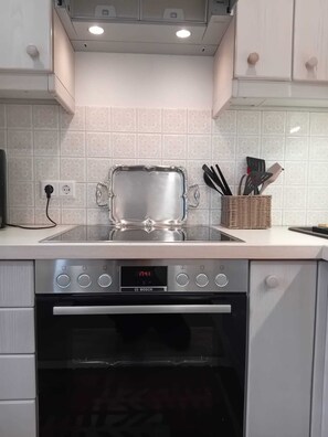 Kühlschrank, Ofen, Herdplatte, Geschirrspüler