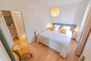 4 soverom, skrivebord, strykejern/-brett og reiseseng for barn