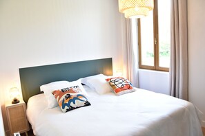 4 camere, una scrivania, ferro/asse da stiro, culla da viaggio