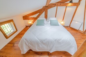 4 chambres, bureau, fer et planche à repasser, lit de bébé portatif