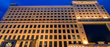 Fachada da propriedade à noite