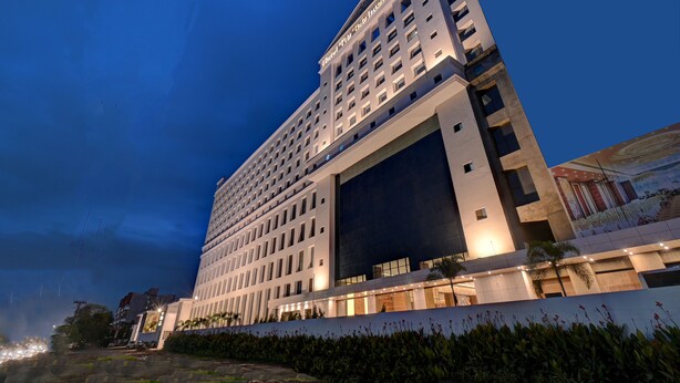 Bagian depan properti - sore/malam