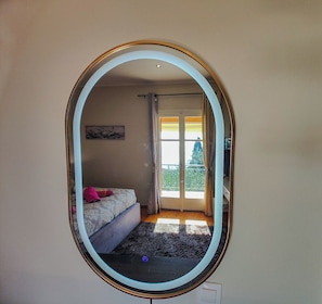 3 slaapkamers, een strijkplank/strijkijzer, reisbedje, gratis wifi