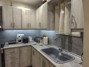 Réfrigérateur, un four, surface de cuisson, bouilloire électrique