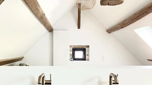 A bathroom with two black vessel sinks, a wooden ceiling, and a small window. - Villa Figue Blanche (Montagny-lès-Buxy)