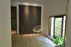 Vista frontal de la propiedad