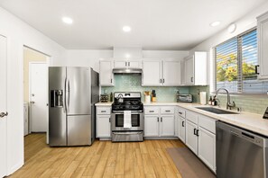 Réfrigérateur, four à micro-ondes, un four, surface de cuisson